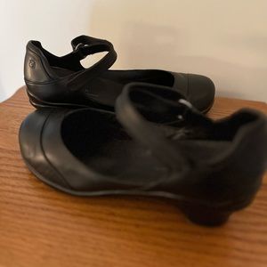 Woman’s Leather 1.5 heeled shoe w strap. Size 10w.